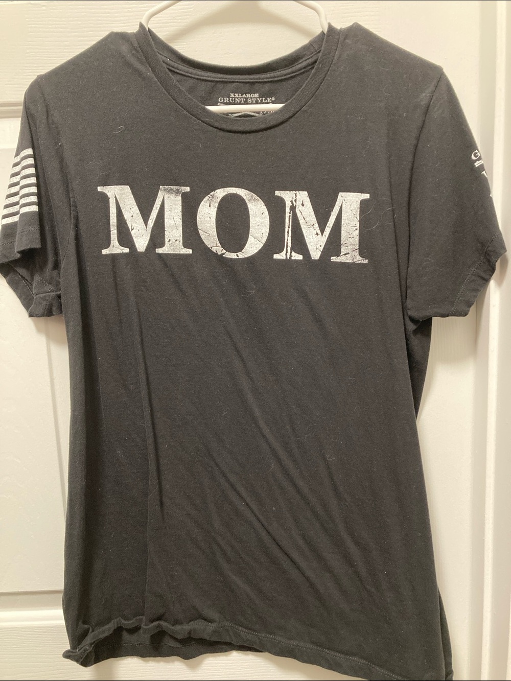 Grunt Style Black T‑Shirt with White "MOM" Graphic